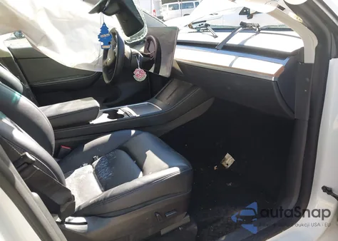 2022 Tesla Model Y Long Range Dual Motor All-Wheel Drive z USA, uszkodzony, nr VIN 7SAYGDEE0NF379863